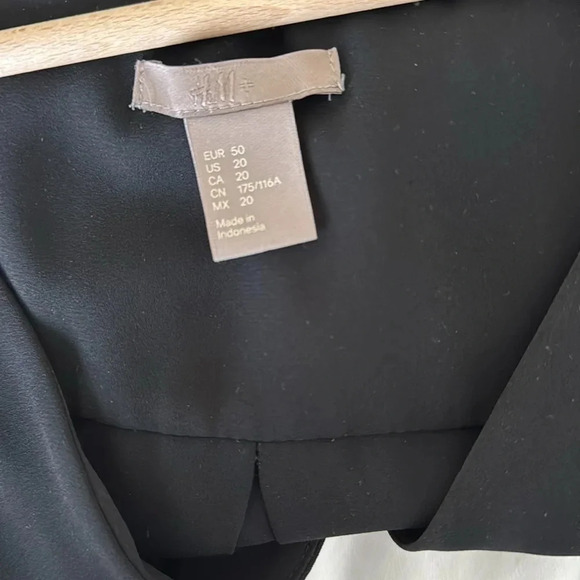 Black V-Neck Blouse - Picture 4 of 4